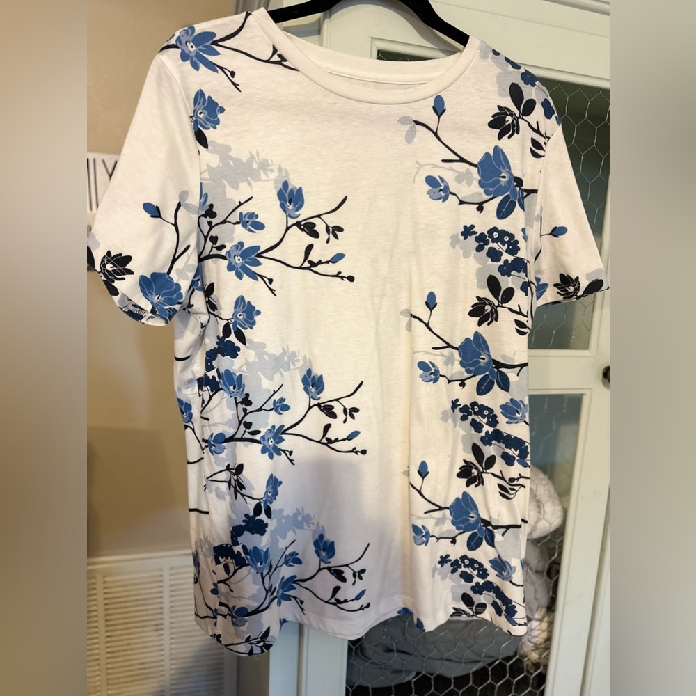 Short sleeve floral top. XLARGE boutique brand. Good condition